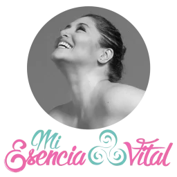 Logo de Mi Esencia Vital junto a la foto de la autora Claudia Carreño con fondo transparente