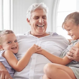 Homem idoso feliz brincando com netos, beneficiando-se do Artro Gota