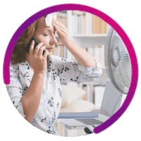 Mulher ao telefone com pano na testa, na frente de um ventilador